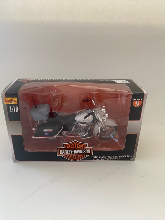 Harley-Davidson Other - Harley-Davidson White and Black Die-Cast Motorcycle Replica in Display Box